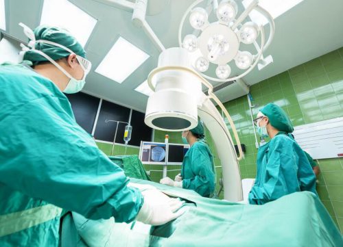 Metody powiększenia piersi – implant czy przeszczep tłuszczu?