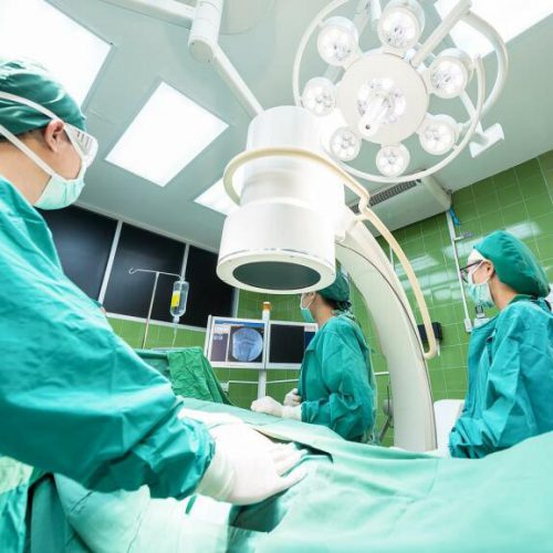 Metody powiększenia piersi – implant czy przeszczep tłuszczu?